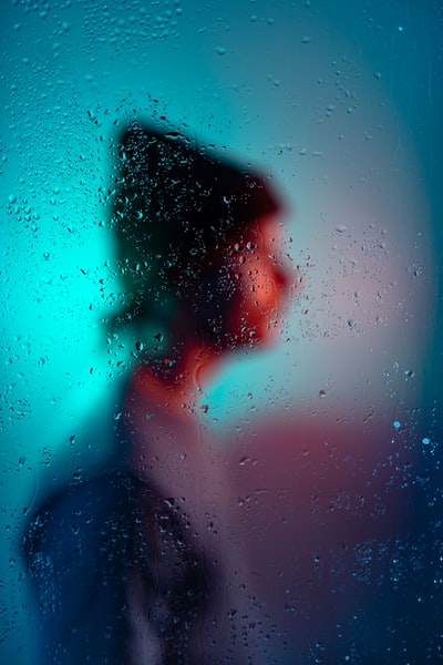 水中有水滴的人